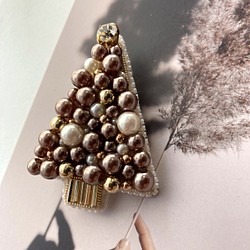 ビーズ刺繍ブローチ　クリスマスツリー　ブラウンパール　大人　ビジュー 1枚目の画像