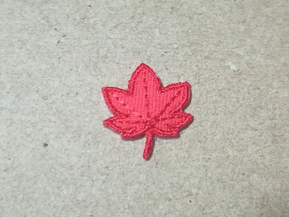 縁取り刺繍紅葉ワッペン/レッド・赤 1枚目の画像