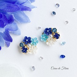 小花とビジューの耳飾り(青) つまみ細工　正絹羽二重　シルク　 1枚目の画像