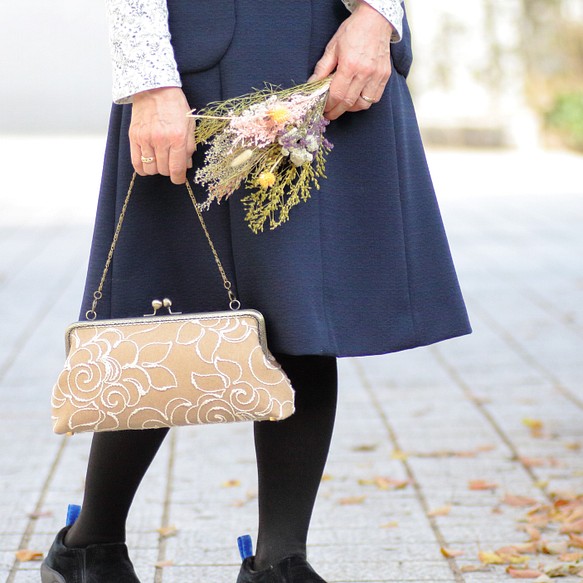 普段のお出かけに使いやすい◎ベージュ花柄のがま口バッグ www