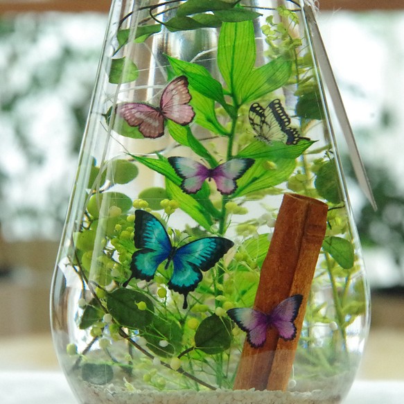 【作りたて！再販4】kawahirako　蔓草の森　ステンドグラスのような蝶々と濃いグリーンの森の風景で癒やしの空間を 1枚目の画像