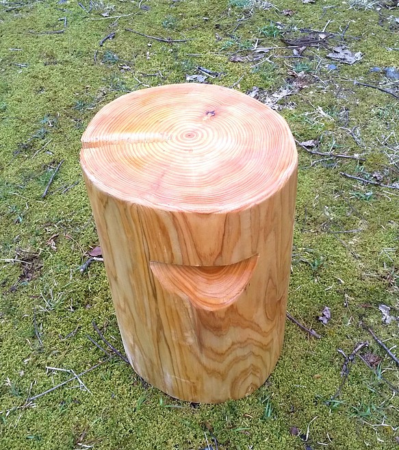 木材の中心（心材）だけの丸太椅子 .天然ヒノキ（直径 中） 椅子 