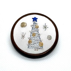 ホワイトクリスマスツリー　刺繍ブローチ　絹糸と銀糸の日本刺繍 1枚目の画像