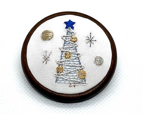 ホワイトクリスマスツリー 刺繍ブローチ 絹糸と銀糸の日本刺繍
