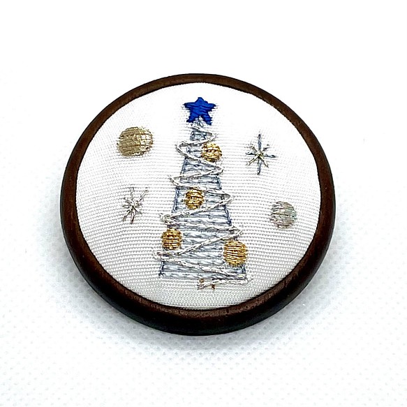 ホワイトクリスマスツリー 刺繍ブローチ 絹糸と銀糸の日本刺繍 