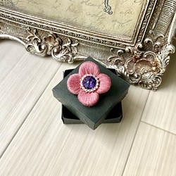ぷっくり艶めくお花の 刺繍 ブローチ or ポニーフック　クラシカルピンク　くすみピンク 1枚目の画像