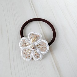 ビーズ刺繍 オーガンジー刺繍の花のヘアゴム ベージュホワイト