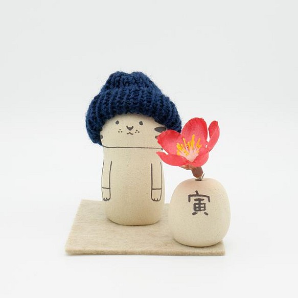 【干支置物】手作り陶人形 ニット帽をかぶった寅さん Mサイズ 1枚目の画像
