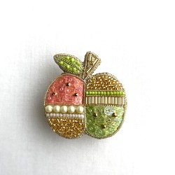 林檎　パッチワーク　ビーズ刺繍ブローチ 1枚目の画像