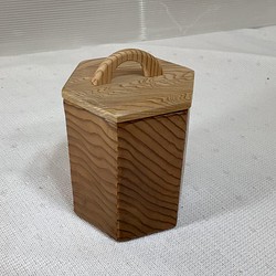 天然木　青森杉　六角形　蓋付き　小さなゴミ箱　一点物　手造り 1枚目の画像
