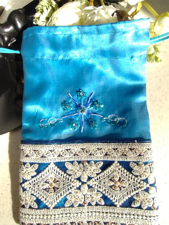 刺繍巾着（オートクチュールビーズ刺繍とインド刺繍リボンの巾着） 1枚目の画像