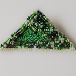 三角ビーズのブローチ　緑　ビーズ刺繍 1枚目の画像