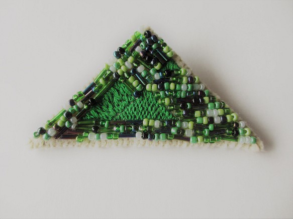 三角ビーズのブローチ　緑　ビーズ刺繍 1枚目の画像
