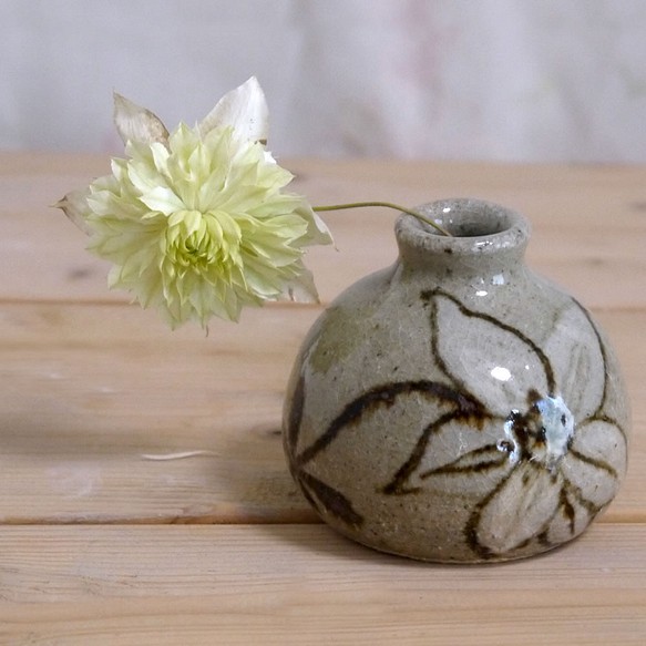お花の小壺 「鉄線」（陶器の一輪挿し） 1枚目の画像