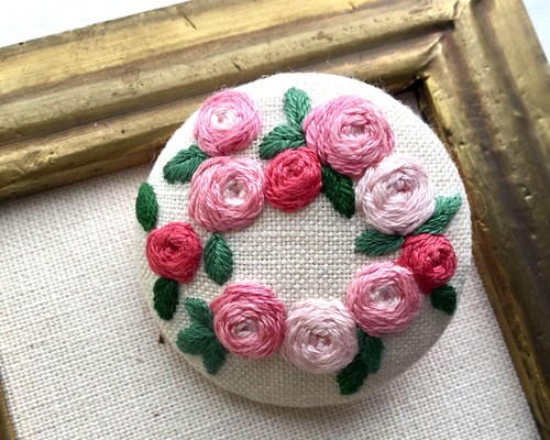 薔薇 花のくるみボタン刺繍ブローチ ブローチ chikayo＊c-gallery