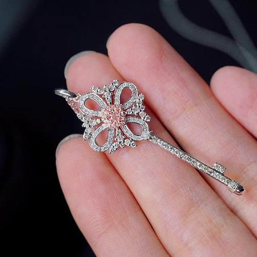 ランキング上位のプレゼント カギモチーフ　天然ダイヤモンドネックレス0.73ct　k18 ネックレス