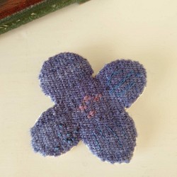 お花の手織りブローチ　　青紫 1枚目の画像