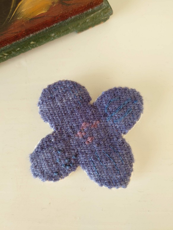お花の手織りブローチ　　青紫 1枚目の画像