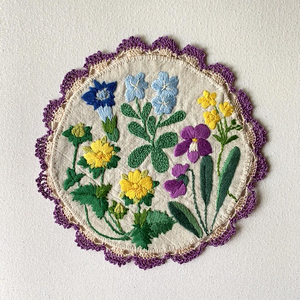 春の草花　花の刺繍の飾り布　壁飾り　壁掛け　タペストリー　ウォールデコ　ドイリー 1枚目の画像
