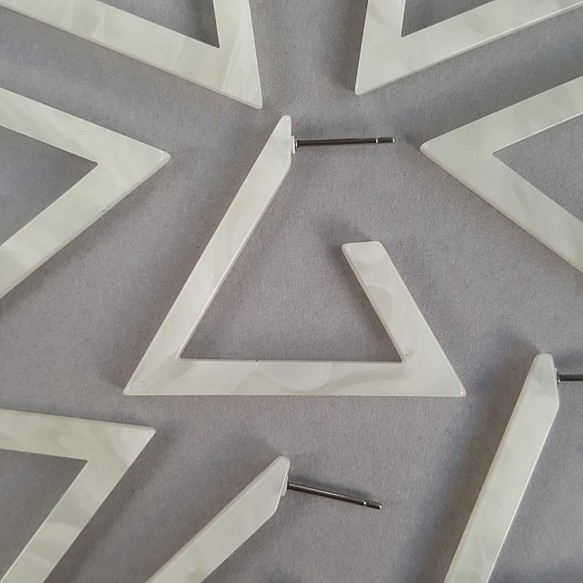 [4pcs] 韓国製 アクリルパーツ 三角ピアス ホワイト サージカルステンレスポスト 1枚目の画像
