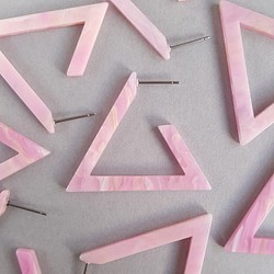 [4pcs] 韓国製 アクリルパーツ 三角ピアス  ピンク サージカルステンレスポスト 1枚目の画像