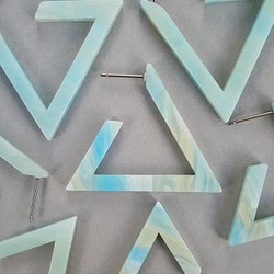 [4pcs] 韓国製 アクリルパーツ 三角ピアス  ライトブルー サージカルステンレスポスト 1枚目の画像