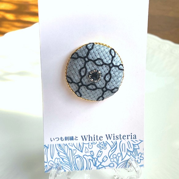 トレリスと小花刺繡のヘアゴム　淡ブルーグレー布×黒×ジェット色ビーズ 1枚目の画像