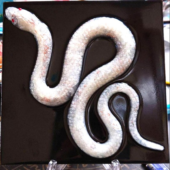 蛇の抜け殻一本入りアルビノ、白蛇様オルゴナイトアート 立体 