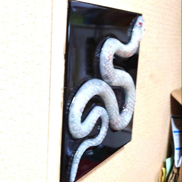 蛇の抜け殻一本入りアルビノ、白蛇様オルゴナイトアート - 立体・オブジェ