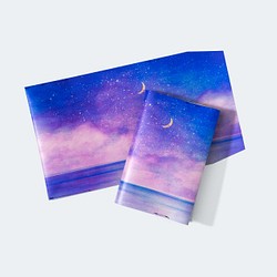 描繪星空和湖泊的書籍封面 第1張的照片