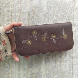 刺繍革財布『花かざり』BROWN（牛革）Slimラウンドファスナー型 1枚目の画像