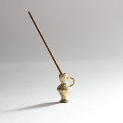 畫中的花瓶-黃銅香台- 第1張的照片