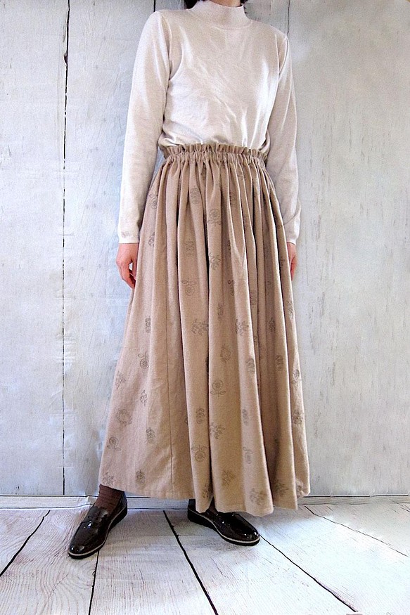 北欧風刺繍の起毛ビエラのロングスカート ベージュ 1枚目の画像