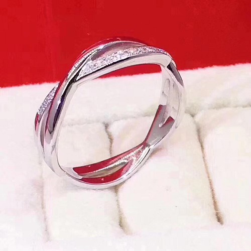 newデザイン】輝くモアサナイト ダイヤ リング K18WG 指輪・リング 