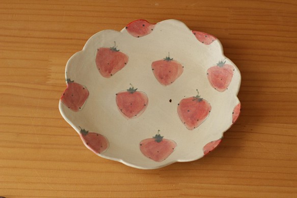 草莓褶邊橢圓盤。 第1張的照片