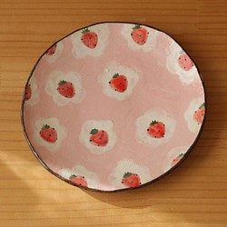 一盤沒有粉狀手和粉紅色花朵的草莓。 第1張的照片