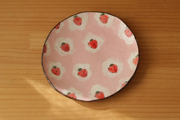一盤沒有粉狀手和粉紅色花朵的草莓。 第1張的照片