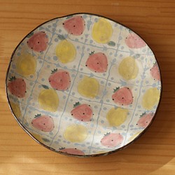粉狀餐具草莓和檸檬意大利面。 第1張的照片