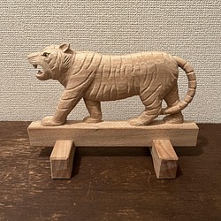 虎の置物　令和4年(2022年)寅年　木彫り彫刻 1枚目の画像