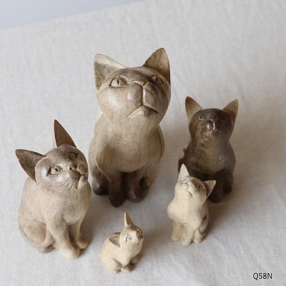⁑●２０２２／ＳＡＬＥ●【５匹セット】天然無垢ウッド手彫り木彫りART “上を向く猫家族 ” ネコ置物Q58N 1枚目の画像