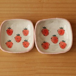 草莓迷你方形盤子，帶粉紅色邊緣。 第1張的照片