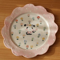 粉紅色圓點褶邊熊貓寶寶和花園邊盤。 第1張的照片