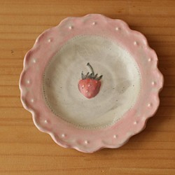 粉紅色圓點褶邊草莓邊盤。 第1張的照片