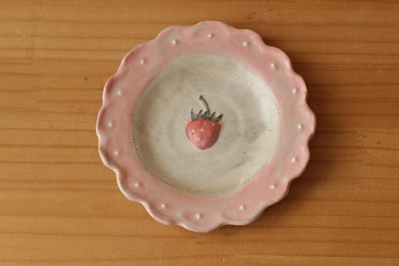 粉紅色圓點褶邊草莓邊盤。 第1張的照片
