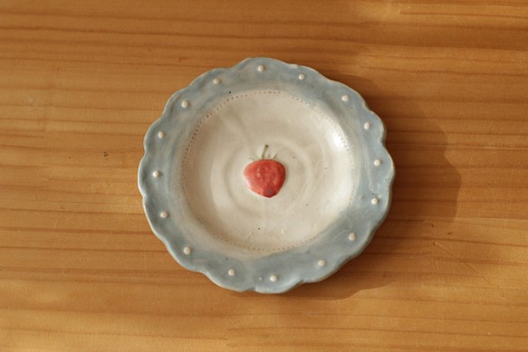 粉狀藍色圓點褶邊草莓邊盤。 第1張的照片