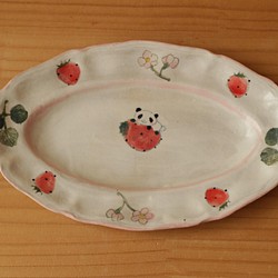 粉狀草莓熊貓花緣橢圓形盤。 第1張的照片