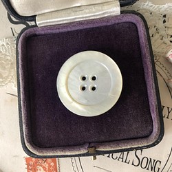 英国で出会った♪大きなヴィクトリアンボタン ｂ/ マザーオブパール製 アンティークボタン 35㎜　白蝶貝 1枚目の画像