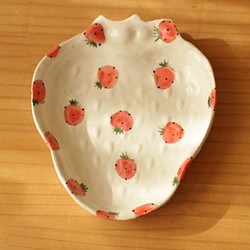 裝滿草莓的草莓形盤子。 第1張的照片