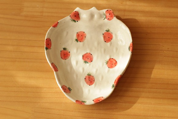 裝滿草莓的草莓形盤子。 第1張的照片