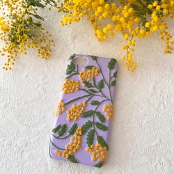 刺繍のミモザ咲き誇るiPhoneケース 1枚目の画像